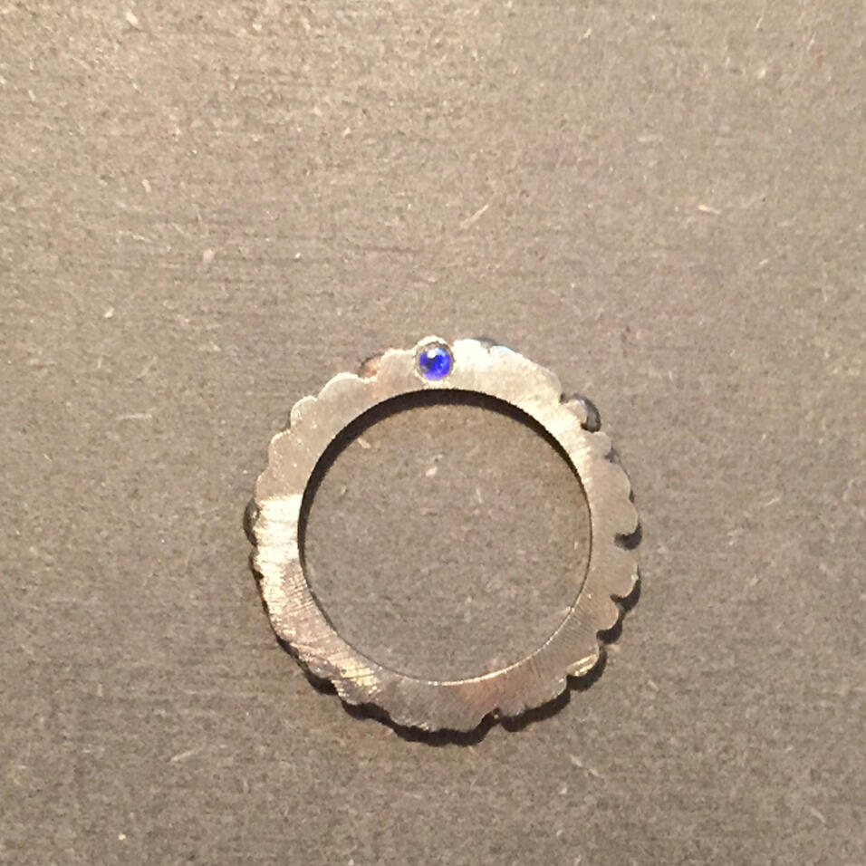 Aliança &ldquo;Drop&rdquo; Negra com Safira