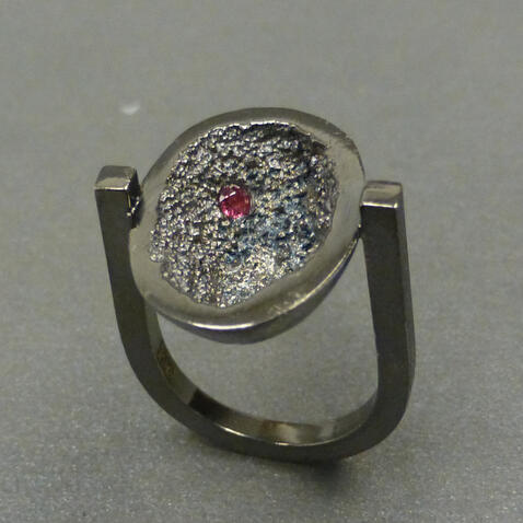 Anel &ldquo;Hollow&rdquo; Cinzento com Rubi