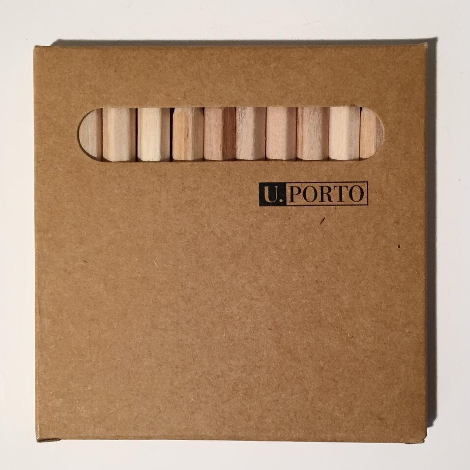 Caixa com 12 lápis de cor