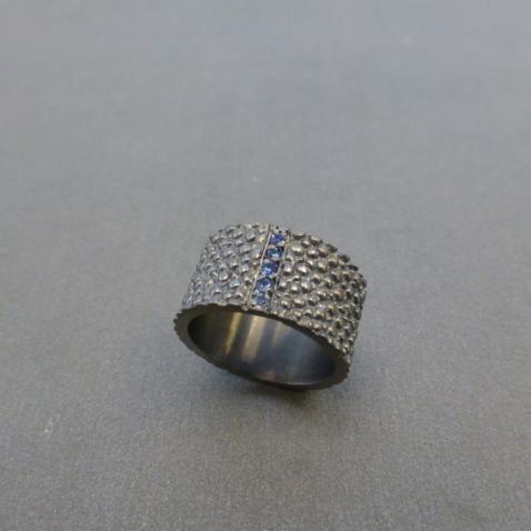 Aliança &ldquo;Bubble&rdquo; Negra com Safiras