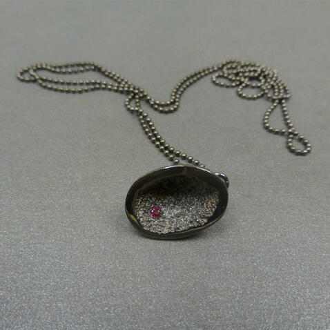 Colar &ldquo;Hollow&rdquo; Cinzento com Diamante Preto