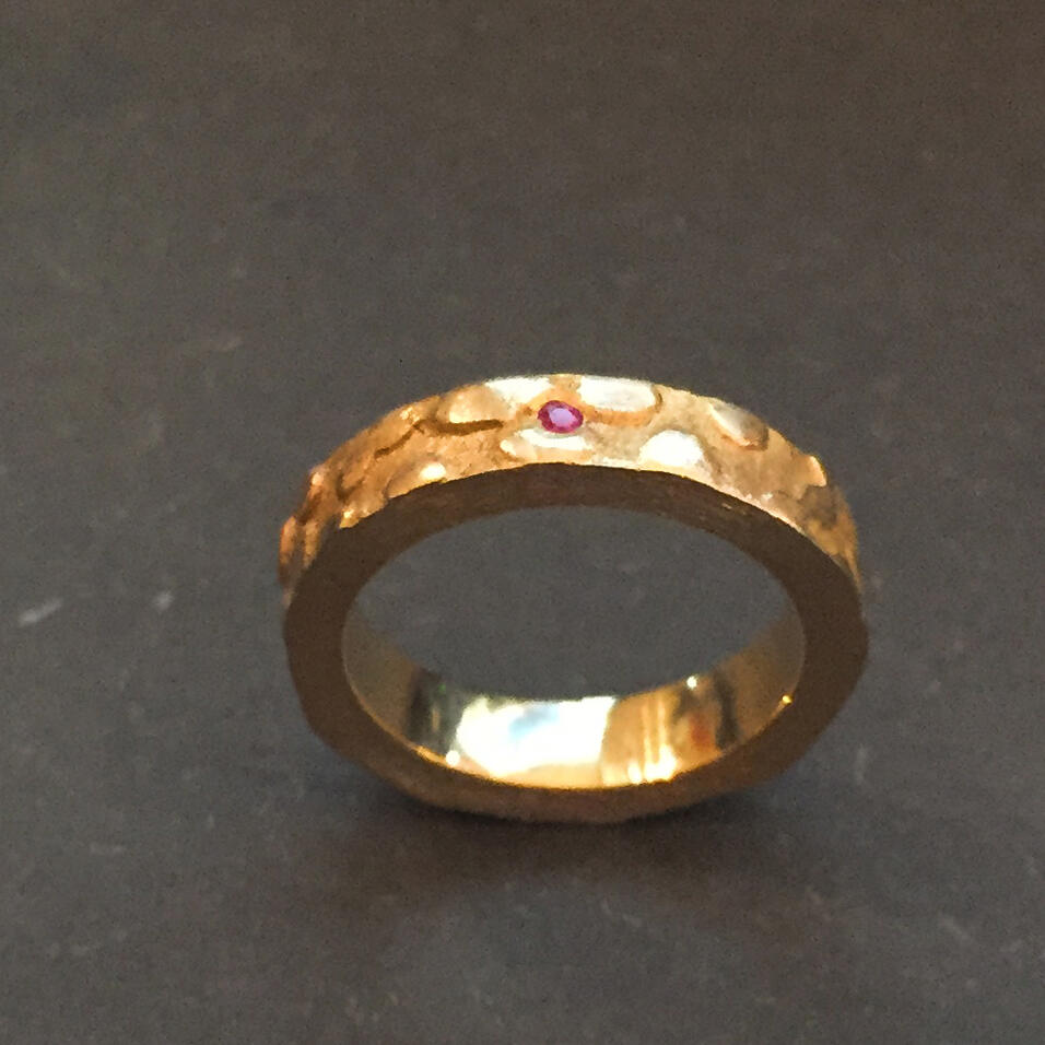 Aliança &ldquo;Tire&rdquo; Dourada e Rubi