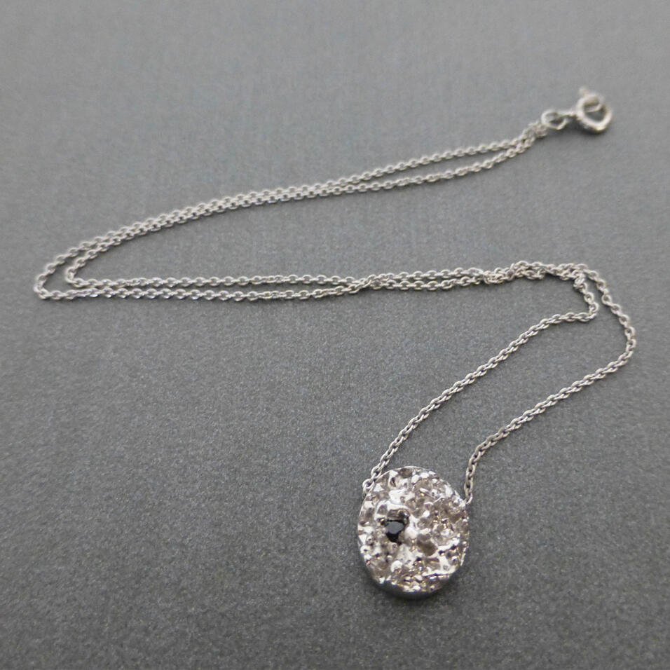 Correntinha &ldquo;Crystal&rdquo; Prateada com Diamante Preto