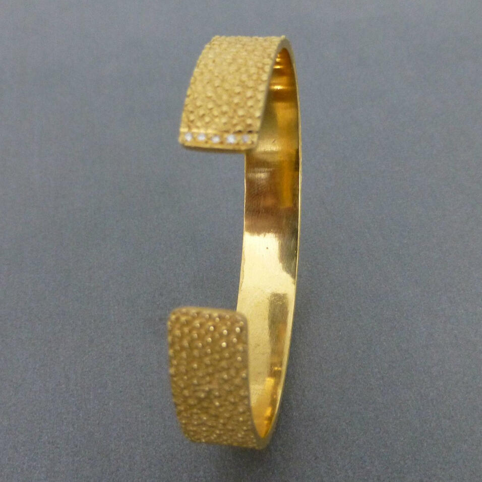 Bracelete &ldquo;Bubble&rdquo; Dourada com 5 Diamantes