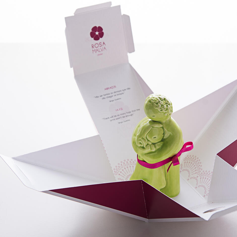 Abraço Feminino com Menina