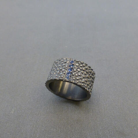 Aliança &ldquo;Bubble&rdquo; Prateada com Diamantes Negros