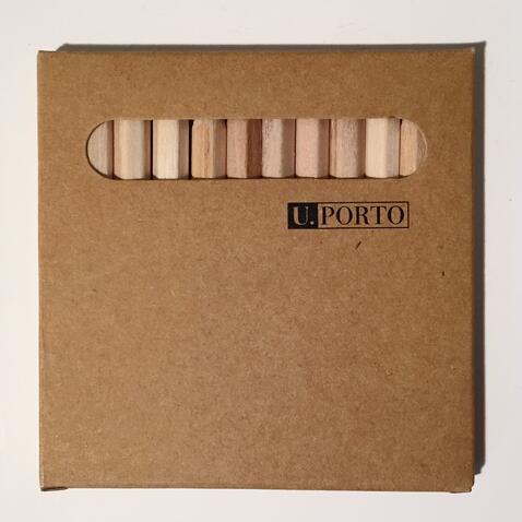 Caixa com 12 lápis de cor