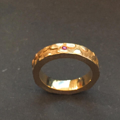 Aliança &ldquo;Tire&rdquo; Dourada e Rubi