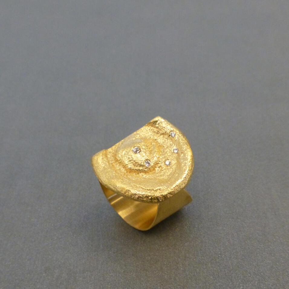 Anel &ldquo;Andromeda&rdquo; Dourado com 5 Diamantes