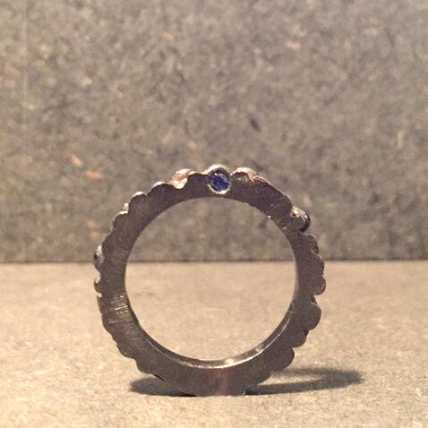 Aliança &ldquo;Drop&rdquo; Negra com Safira