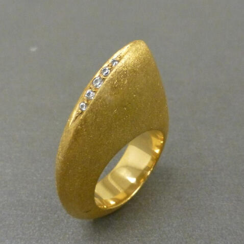 Anel &ldquo;Shark&rdquo; Dourado