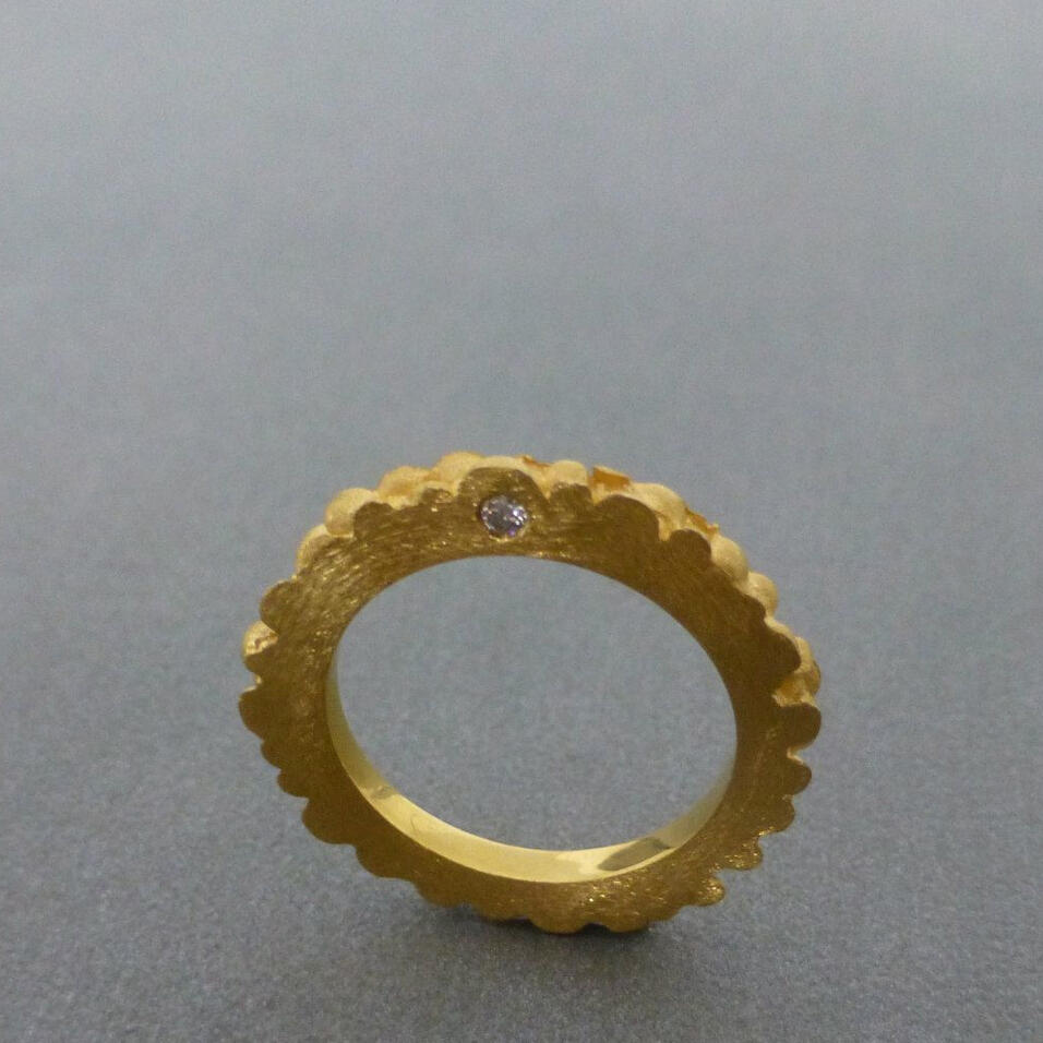 Aliança &ldquo;Drop&rdquo; Dourada com Diamante