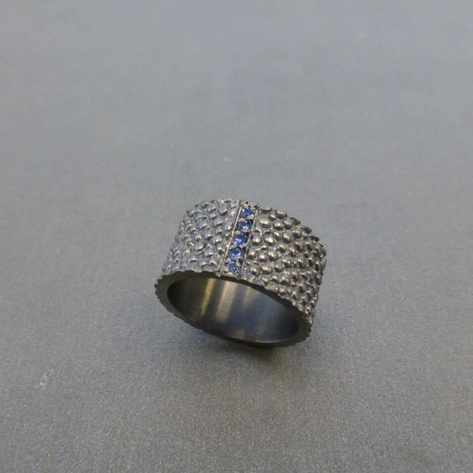 Aliança &ldquo;Bubble&rdquo; Prateada com Diamantes Negros