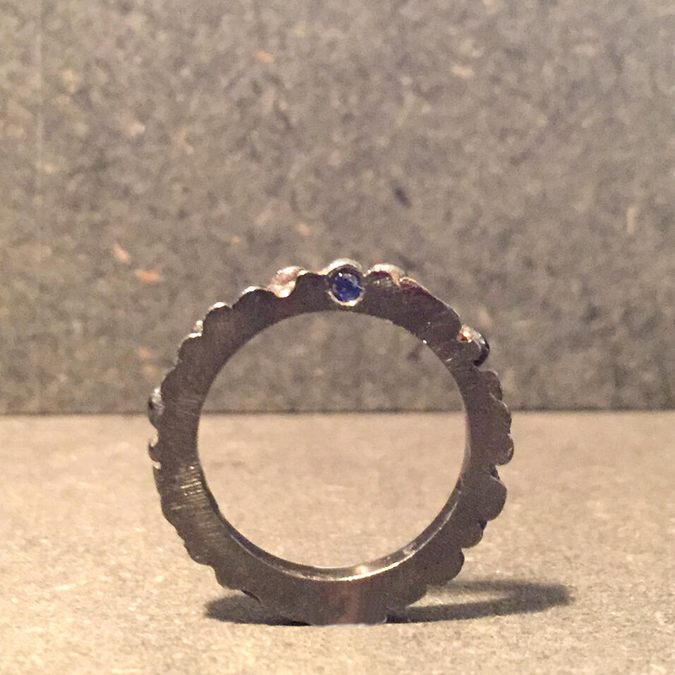 Aliança &ldquo;Drop&rdquo; Negra com Safira