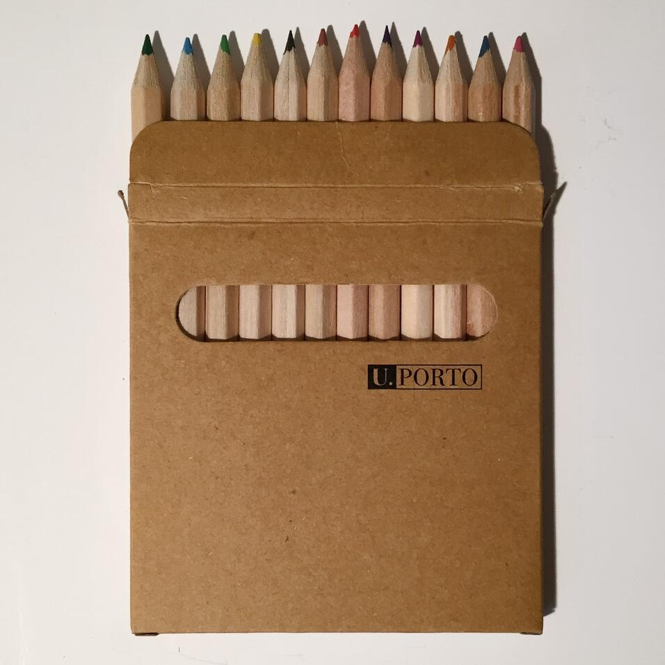 Caixa com 12 lápis de cor