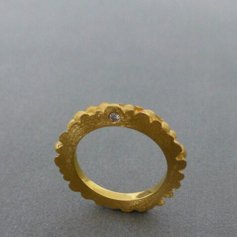 Aliança &ldquo;Drop&rdquo; Dourada com Diamante