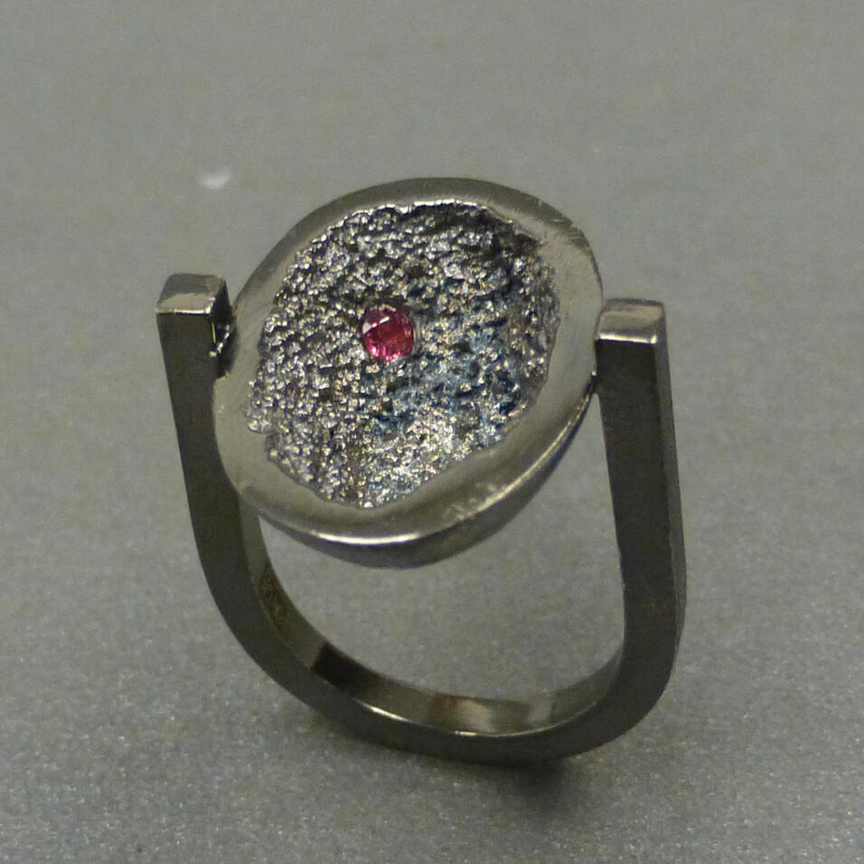 Anel &ldquo;Hollow&rdquo; Cinzento com Rubi
