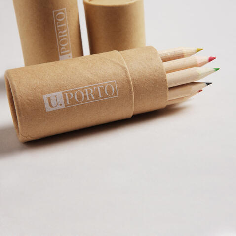 Caixa com 12 lápis de cor