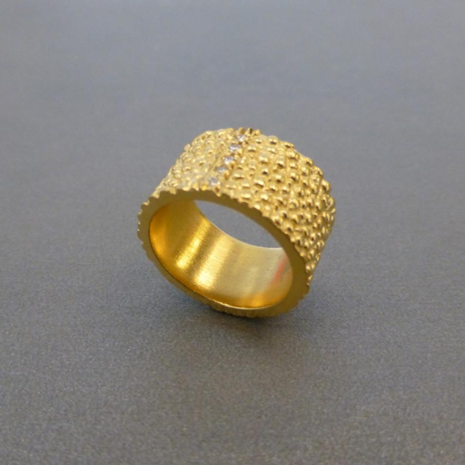 Aliança &ldquo;Bubble&rdquo; Dourada com Rubi