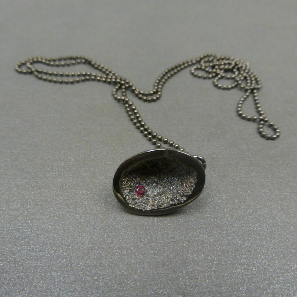 Colar &ldquo;Hollow&rdquo; Cinzento com Diamante Preto