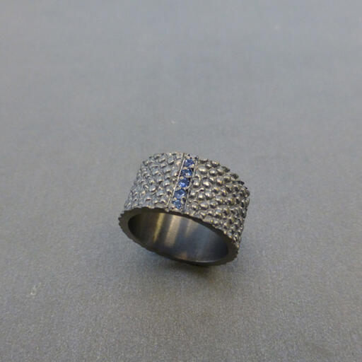 Aliança &ldquo;Bubble&rdquo; Prateada com Diamantes Negros