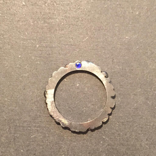 Aliança &ldquo;Drop&rdquo; Negra com Safira