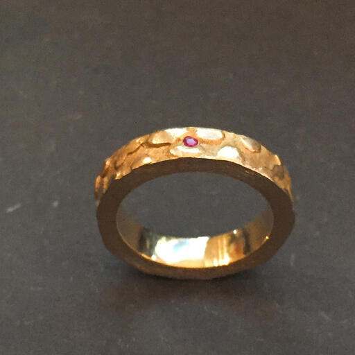 Aliança &ldquo;Tire&rdquo; Dourada e Rubi