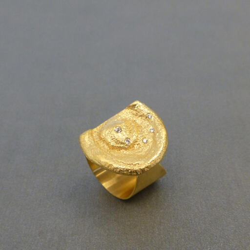 Anel &ldquo;Andromeda&rdquo; Dourado com 5 Diamantes