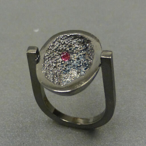 Anel &ldquo;Hollow&rdquo; Cinzento com Rubi