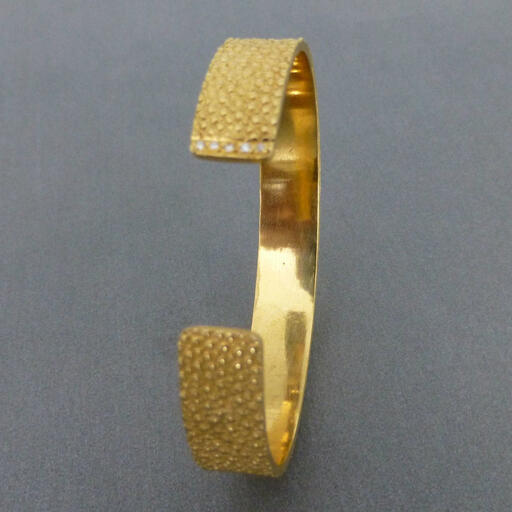 Bracelete &ldquo;Bubble&rdquo; Dourada com 5 Diamantes